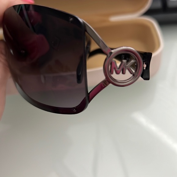 Michael Kors sunglasses with case 😎 - Picture 2 of 9